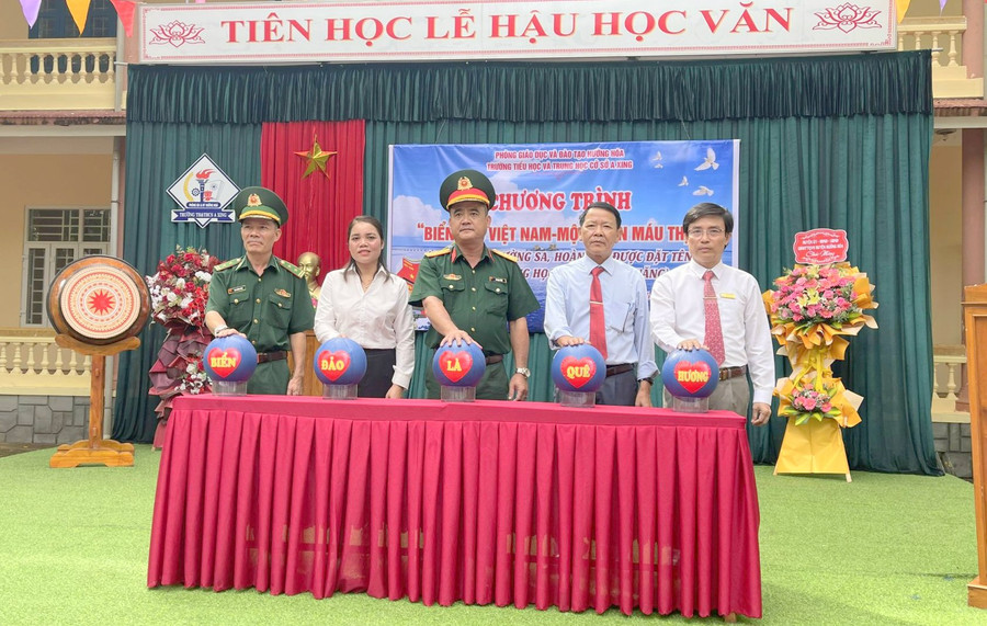 Nhà trường tổ chức sinh hoạt ngoại khóa về biển đảo cho học sinh.