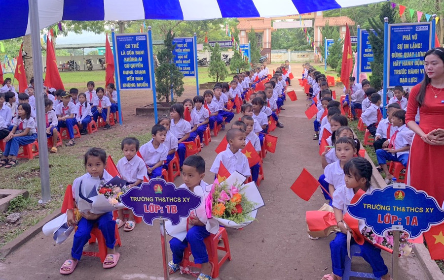 Học sinh Vân Kiều tham gia khai giảng tại trường TH&amp;THCS Xy.