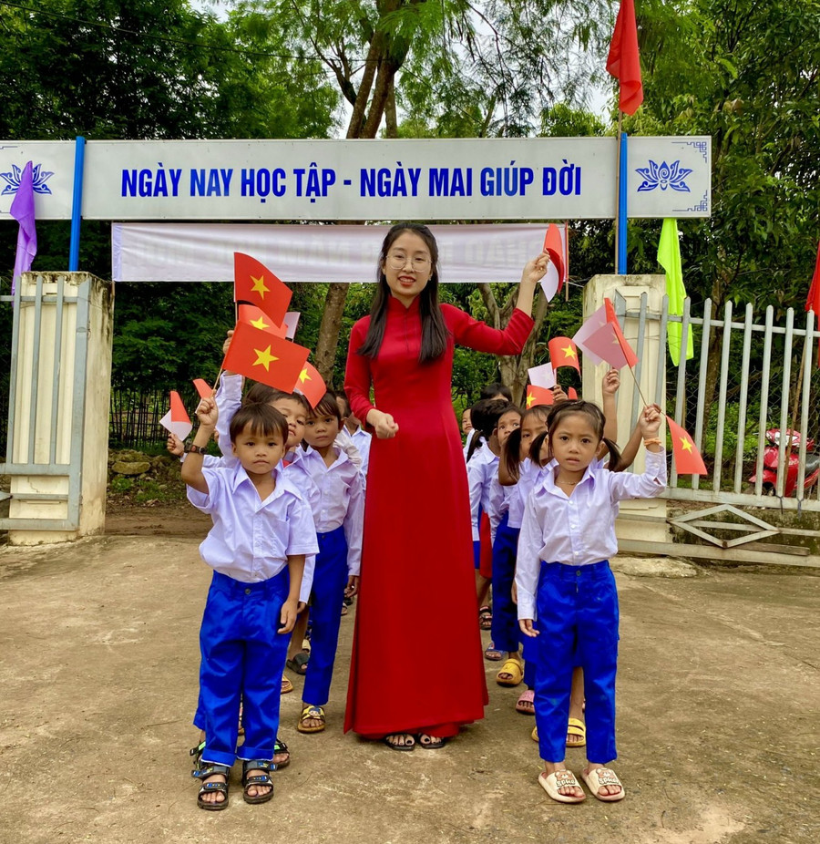 Đón học sinh tại một điểm lẻ Trường TH&amp;THCS Ba Tầng.