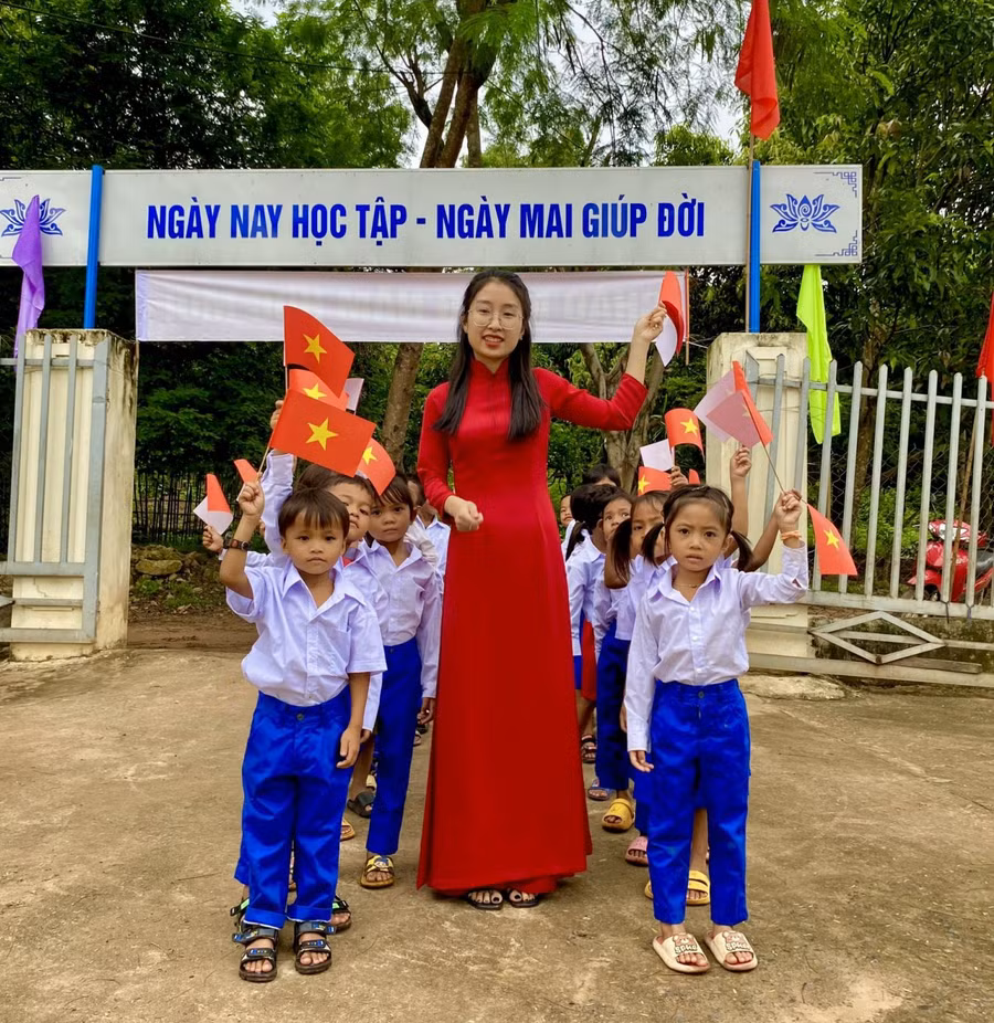 Đón học sinh tại một điểm lẻ Trường TH&amp;THCS Ba Tầng.