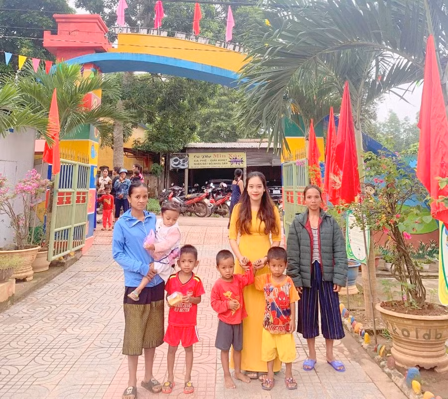 Trường Mầm non xã Xy đón học sinh tham gia khai giảng.