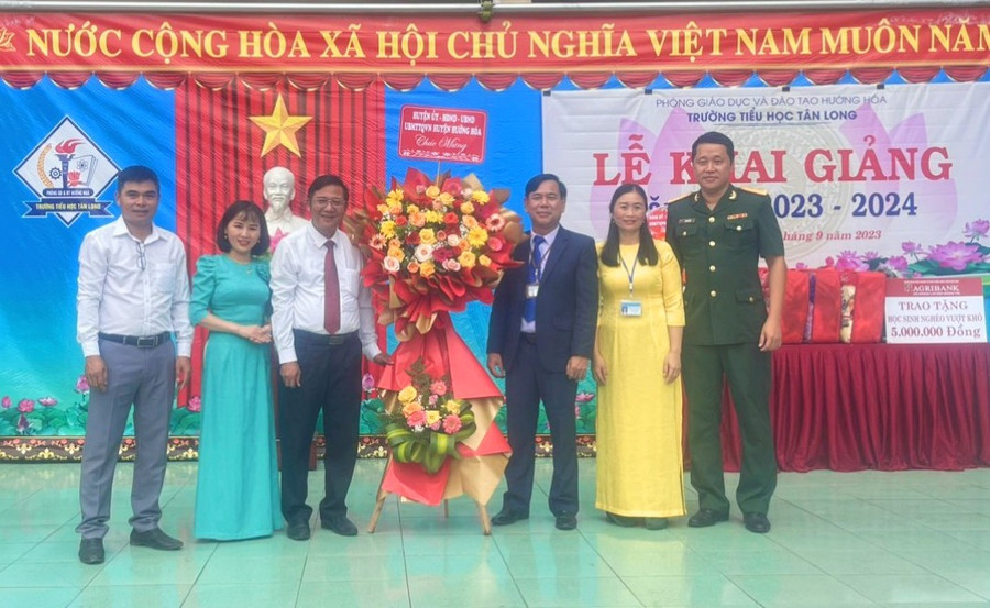 Đại diện các địa phương chúc mừng nhà trường trong lễ khai giảng.