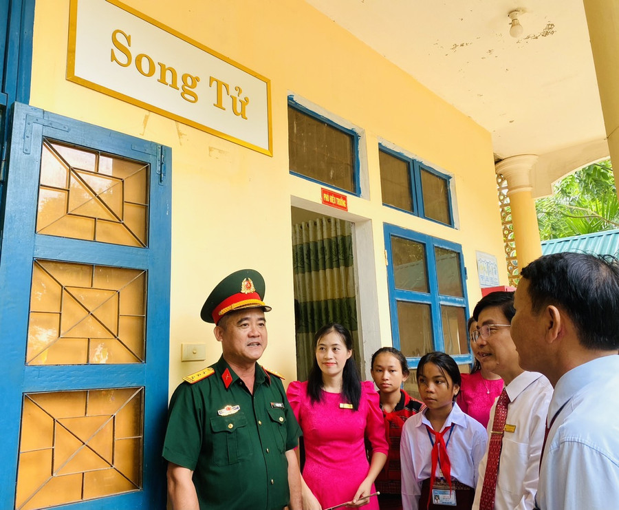 Đại diện Ban Chỉ huy Quân sự huyện giới thiệu về 2 quần đảo Hoàng Sa và Trường Sa.