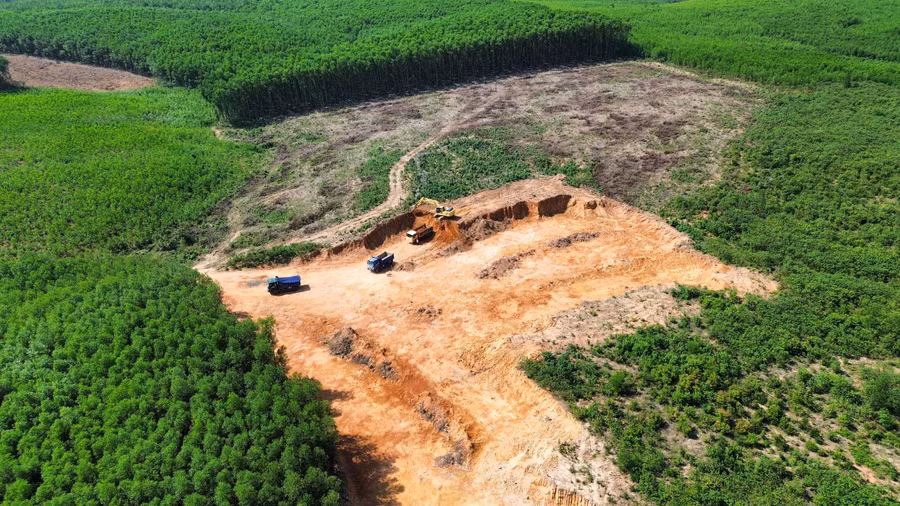 Hiện trường vụ khai thác đất trái phép ở xã Linh Trường.