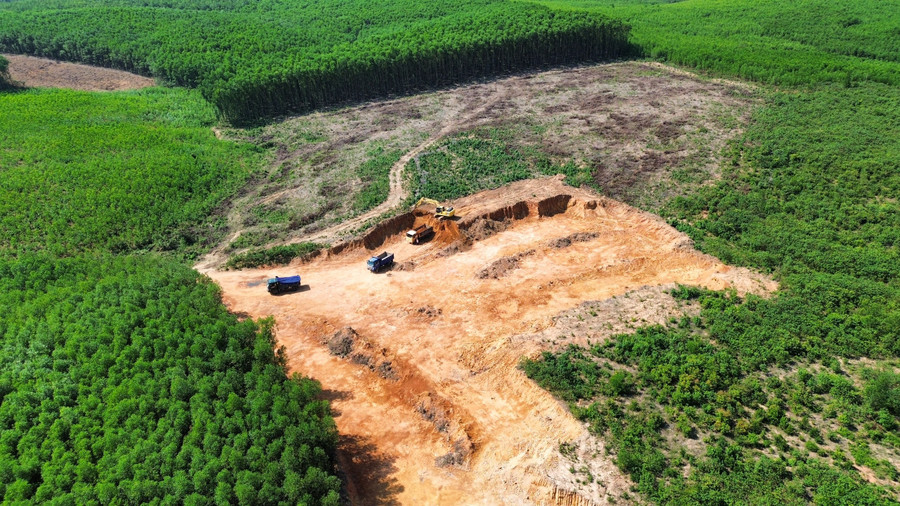 Hiện trường vụ khai thác đất trái phép ở xã Linh Trường. Hiện trường vụ khai thác đất trái phép ở xã Linh Trường.