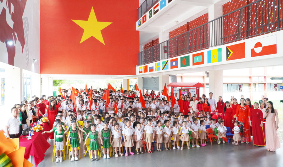 Học sinh phấn khởi trong lễ khai giảng.