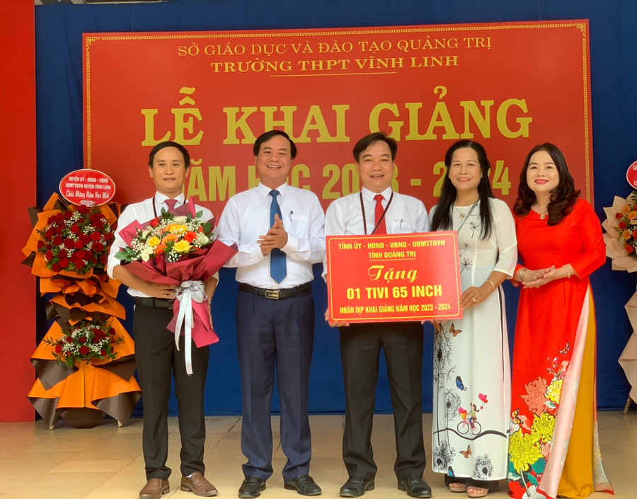 Tặng quà cho nhà trường trong lễ khai giảng. Tặng quà cho nhà trường trong lễ khai giảng.