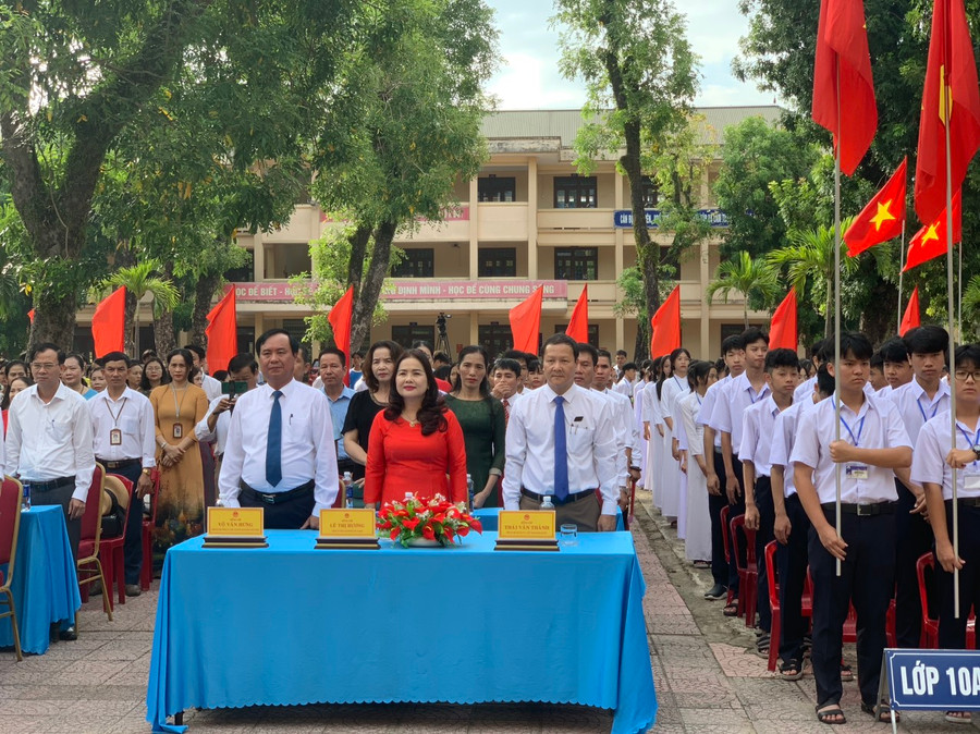 Lãnh đạo tỉnh và Sở GD&ĐT dự lễ khai giảng. Lãnh đạo tỉnh và Sở GD&ĐT dự lễ khai giảng.