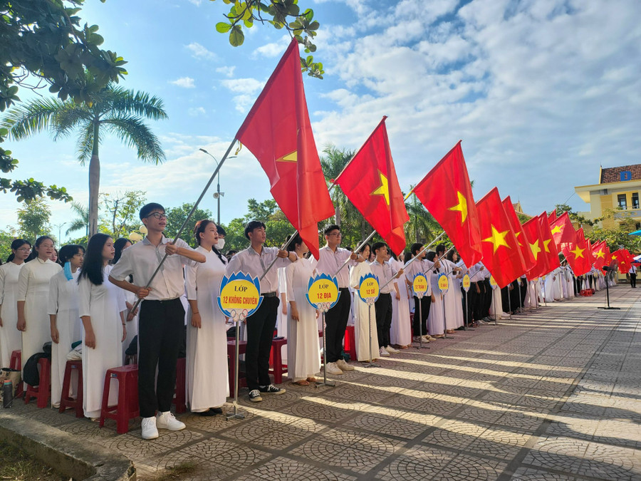 Học sinh Trường THPT chuyên Võ Nguyên Giáp, Quảng Bình tham gia lễ khai giảng. Học sinh Trường THPT chuyên Võ Nguyên Giáp, Quảng Bình tham gia lễ khai giảng.