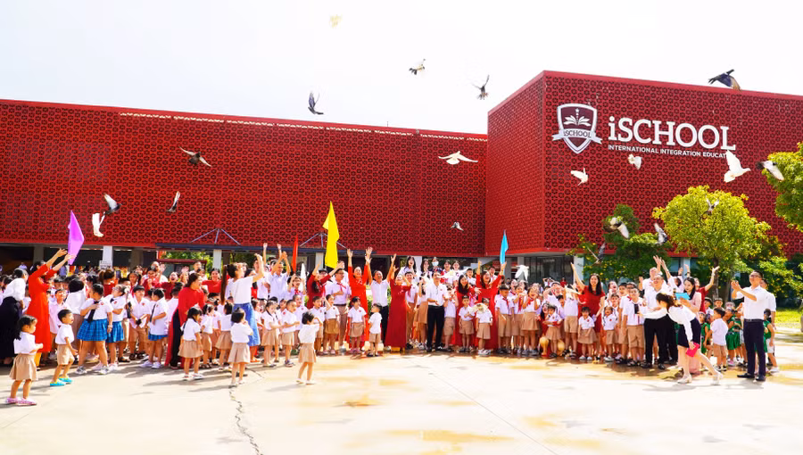 Nghi thức thả chim bồ câu chào năm học mới.