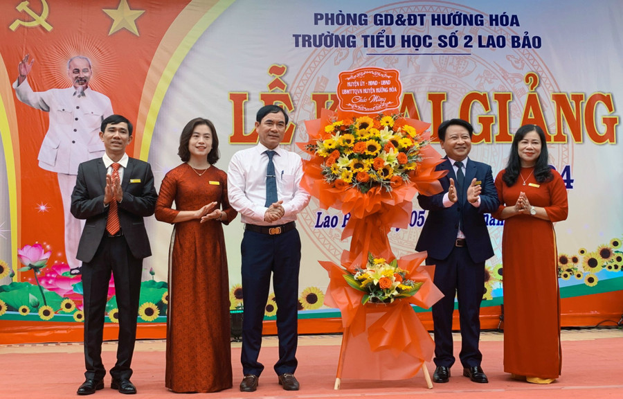 Lãnh đạo huyện Hướng Hóa chúc mừng các trường trong dịp khai giảng.