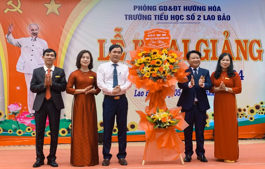 Lãnh đạo huyện Hướng Hóa chúc mừng các trường trong dịp khai giảng.