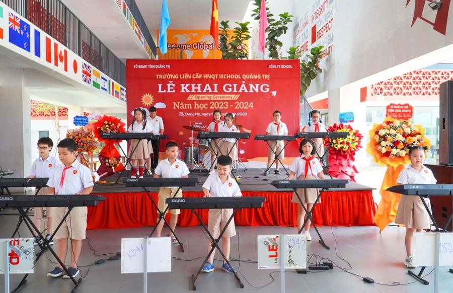 Tiết mục văn nghệ của học sinh Trường HNQT iSchool Quảng Trị.