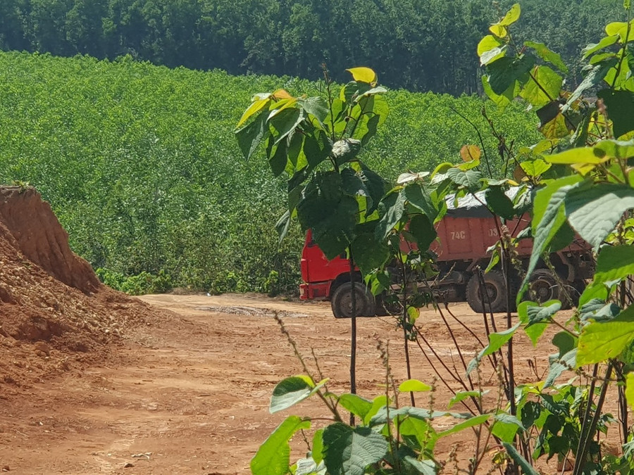 Sau khi đất được đổ đầy thùng, chiếc xe tải rời khỏi hiện trường.