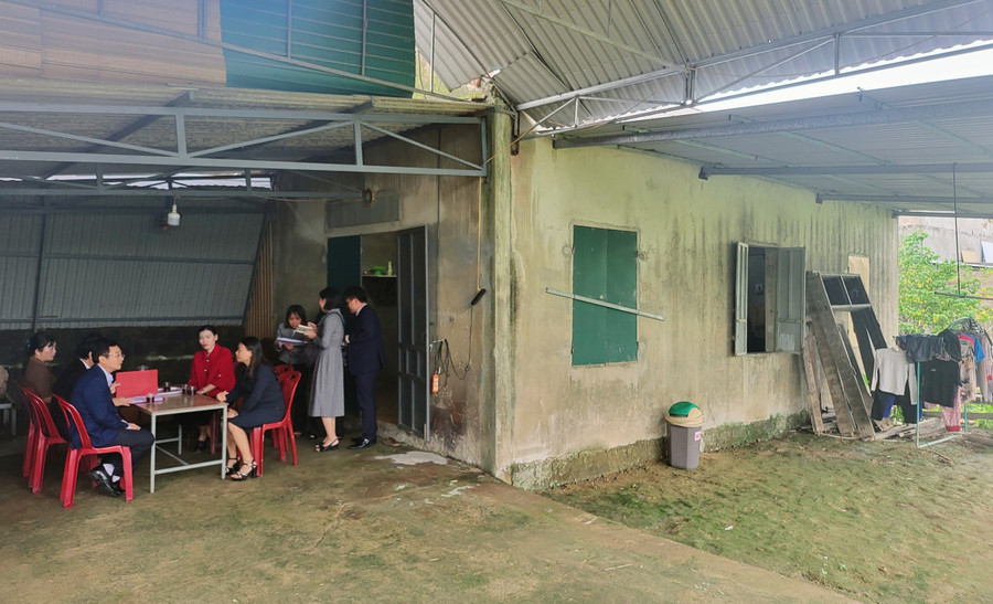 Căn nhà tạm xập xệ của 3 mẹ con cô giáo Trang. Căn nhà tạm xập xệ của 3 mẹ con cô giáo Trang.