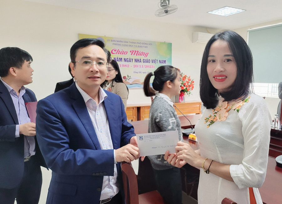 Ông Đặng Ngọc Tuấn, Giám đốc Sở GD&ĐT Quảng Bình tặng quà đến các giáo viên ở TP Đồng Hới. Ông Đặng Ngọc Tuấn, Giám đốc Sở GD&ĐT Quảng Bình tặng quà đến các giáo viên ở TP Đồng Hới.