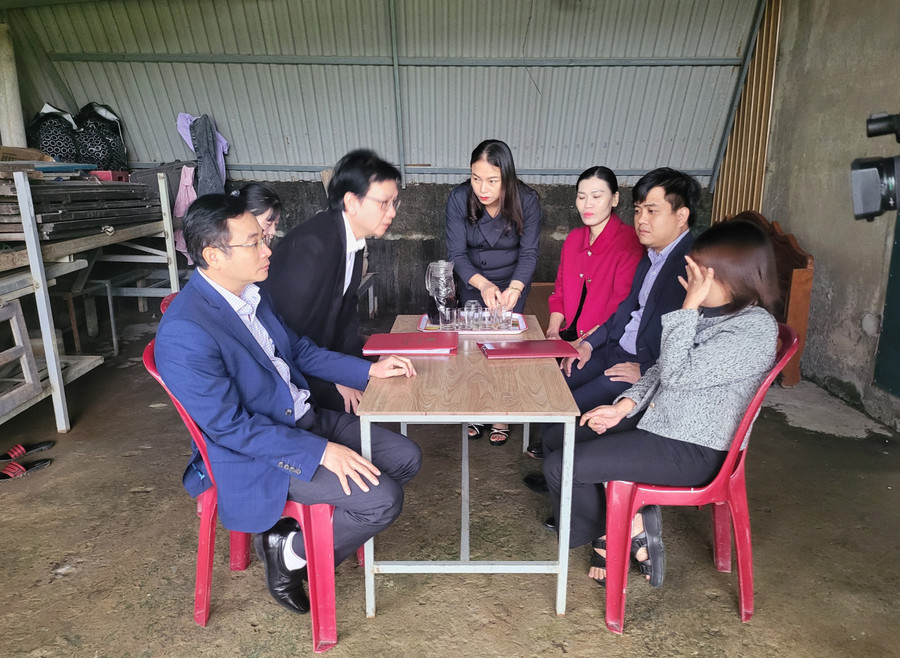 Lãnh đạo Sở GD&ĐT mủi lòng khi nghe cô Võ Thị Huyền Trang chia sẻ về hoàn cảnh gia đình mình. Lãnh đạo Sở GD&ĐT mủi lòng khi nghe cô Võ Thị Huyền Trang chia sẻ về hoàn cảnh gia đình mình.