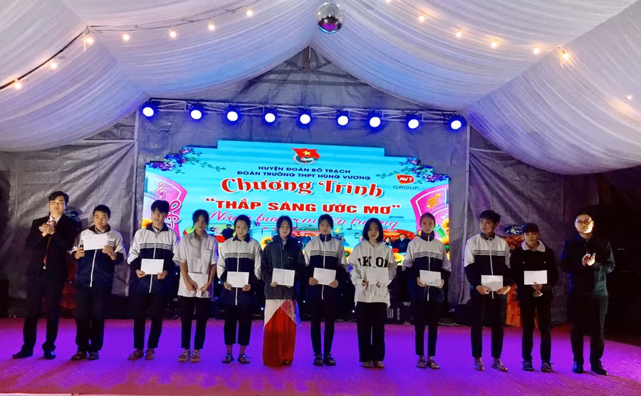 Thầy Nguyễn Minh Phương, Hiệu trưởng Trường THPT Hùng Vương trao học bổng cho học sinh khó khăn.