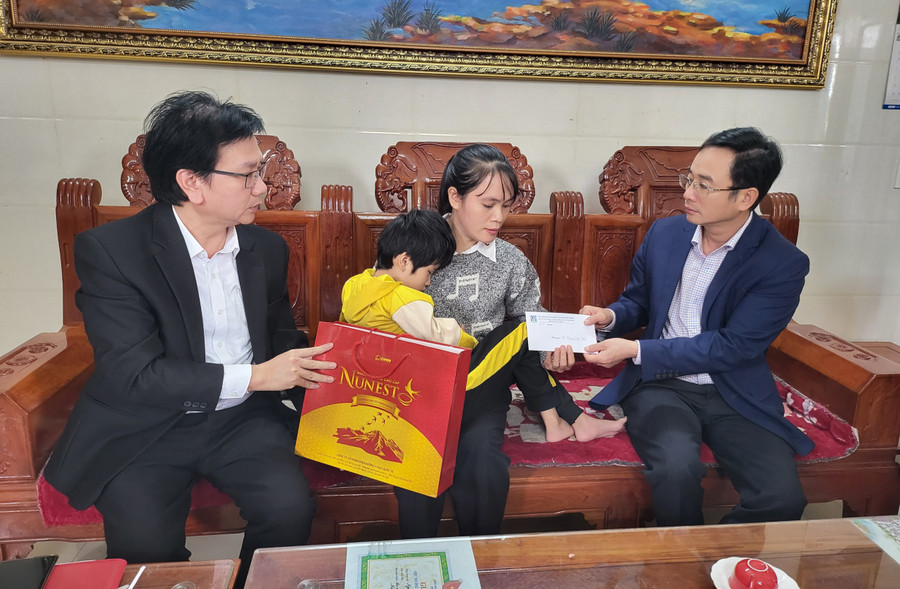 ... và tặng quà hỗ trợ cô giáo Nguyễn Thị Huế. ... và tặng quà hỗ trợ cô giáo Nguyễn Thị Huế.