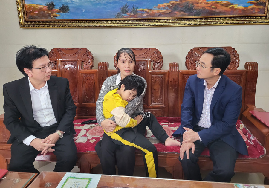 Ông Đặng Ngọc Tuấn, Giám đốc Sở GD&ĐT Quảng Bình và ông Nguyễn Tất Thiện, Chủ tịch Công đoàn ngành Giáo dục hỏi thăm... Ông Đặng Ngọc Tuấn, Giám đốc Sở GD&ĐT Quảng Bình và ông Nguyễn Tất Thiện, Chủ tịch Công đoàn ngành Giáo dục hỏi thăm...