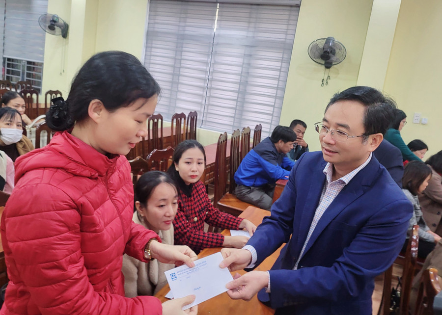 Ông Đặng Ngọc Tuấn ân cần động viên, hỏi thăm và tặng quà các giáo viên, nhân viên có hoàn cảnh đặc biệt khó khăn ở huyện Lệ Thủy. Ông Đặng Ngọc Tuấn ân cần động viên, hỏi thăm và tặng quà các giáo viên, nhân viên có hoàn cảnh đặc biệt khó khăn ở huyện Lệ Thủy.