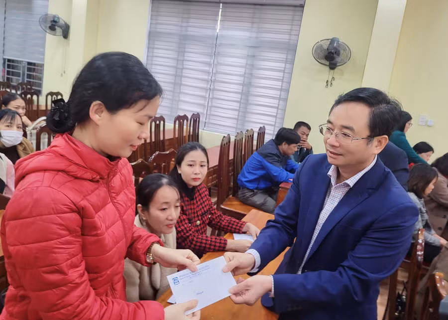 Ông Đặng Ngọc Tuấn ân cần động viên, hỏi thăm và tặng quà các giáo viên, nhân viên có hoàn cảnh đặc biệt khó khăn ở huyện Lệ Thủy.