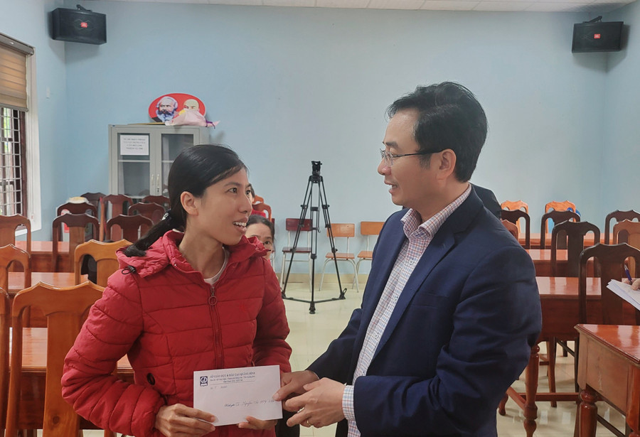 Tặng quà đến các giáo viên, nhân viên tại huyện Quảng Ninh. Tặng quà đến các giáo viên, nhân viên tại huyện Quảng Ninh.