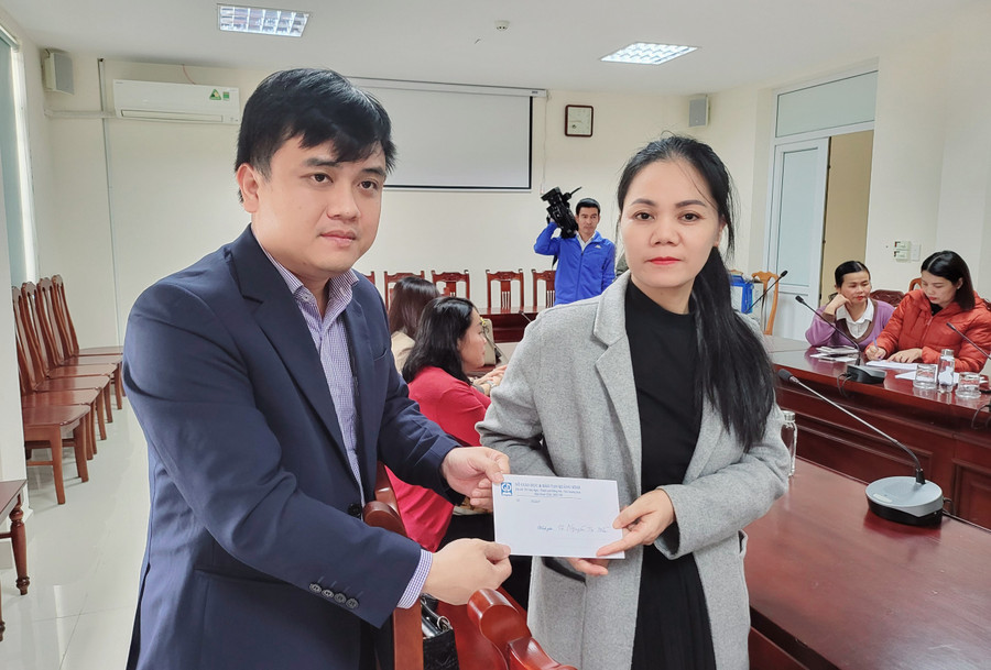 Ông Lê Khắc Hoàn, Chủ tịch Công đoàn Cơ quan Sở GD&ĐT Quảng Bình tặng quà hỗ trợ các giáo viên có hoàn cảnh khó khăn. Ông Lê Khắc Hoàn, Chủ tịch Công đoàn Cơ quan Sở GD&ĐT Quảng Bình tặng quà hỗ trợ các giáo viên có hoàn cảnh khó khăn.