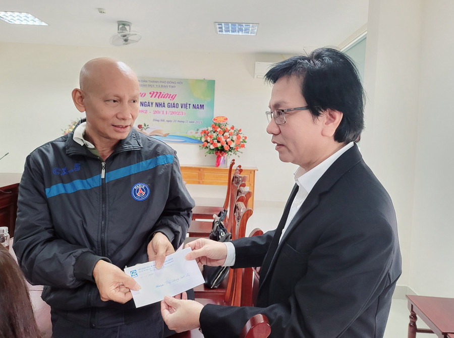 Ông Nguyễn Tất Thiện, Chủ tịch Công đoàn ngành Giáo dục Quảng Bình tặng quà động viên thầy giáo. Ông Nguyễn Tất Thiện, Chủ tịch Công đoàn ngành Giáo dục Quảng Bình tặng quà động viên thầy giáo.