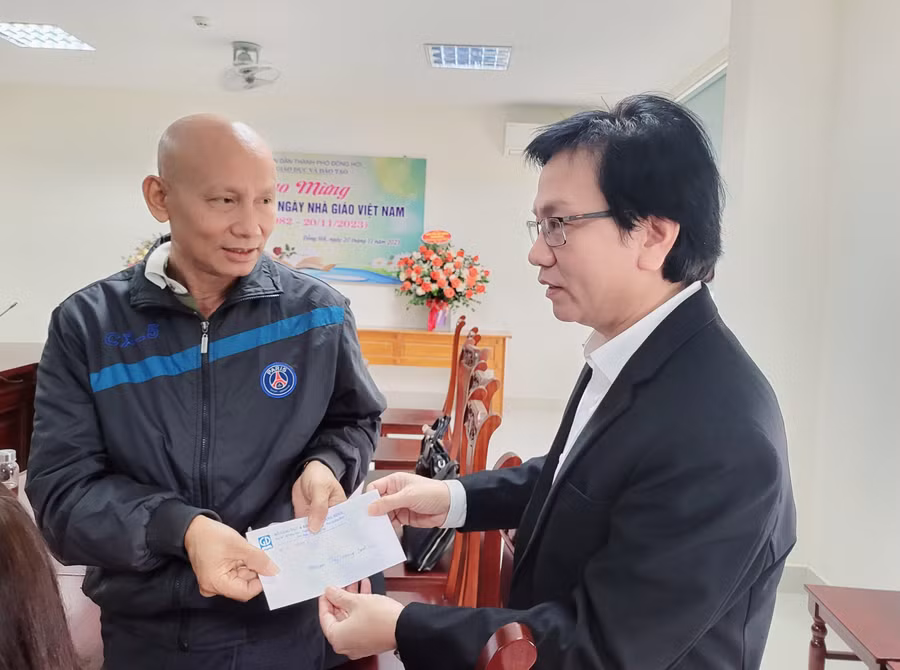 Ông Nguyễn Tất Thiện, Chủ tịch Công đoàn ngành Giáo dục Quảng Bình tặng quà động viên thầy giáo.