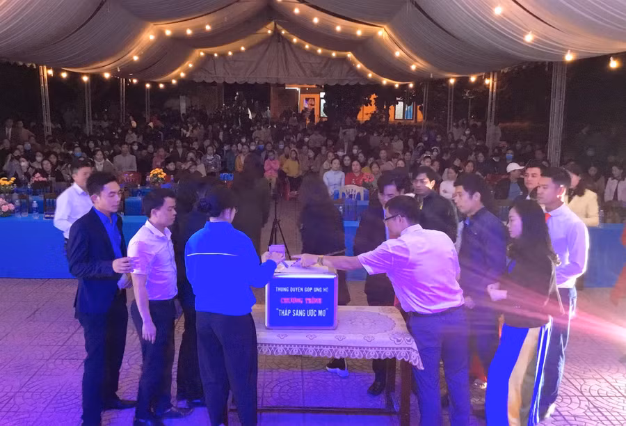 Đại biểu, khách mời quyên góp quỹ học bổng thắp sáng ước mơ.