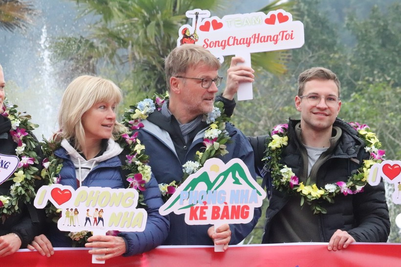 Khách quốc tế được chào đón tại Phong Nha - Kẻ Bàng. Khách quốc tế được chào đón tại Phong Nha - Kẻ Bàng.