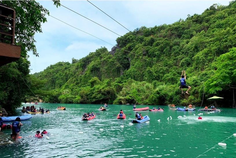 Nhiều điểm du lịch thu hút khá đông khách đến tham quan, nghỉ dưỡng. Nhiều điểm du lịch thu hút khá đông khách đến tham quan, nghỉ dưỡng.