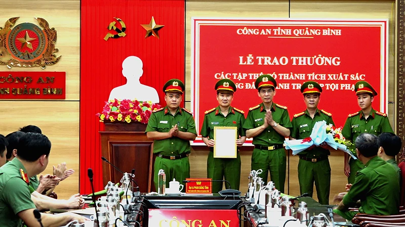 Thừa ủy quyền của Bộ trưởng Bộ Công an, đại tá Phan Đăng Tĩnh, Phó Giám đốc Công an tỉnh đã trao thưởng cho các đơn vị có thành tích.