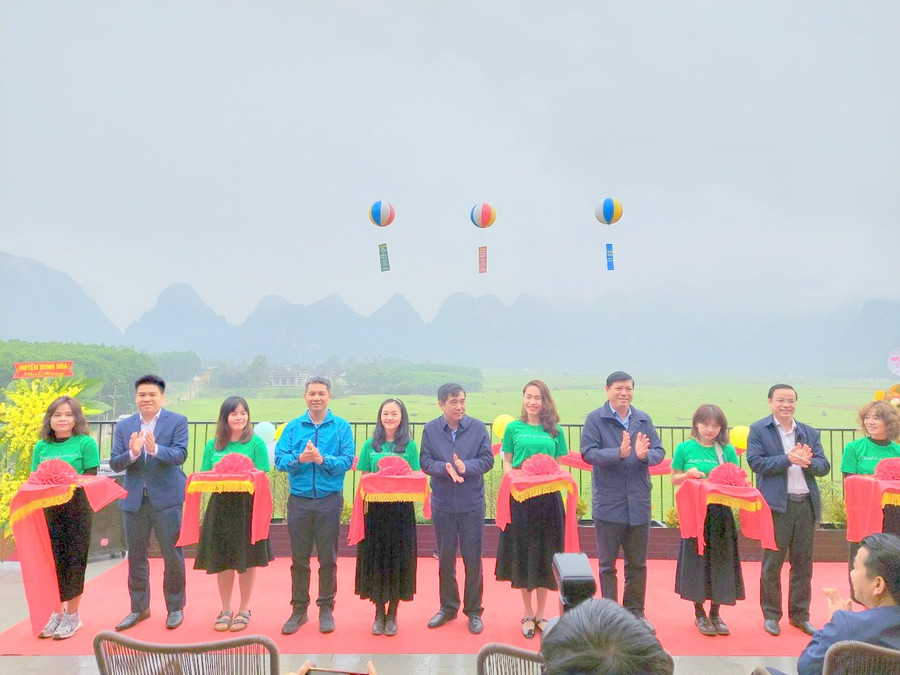 Khai trương cơ sở lưu trú Tú Làn Lodge. Khai trương cơ sở lưu trú Tú Làn Lodge.