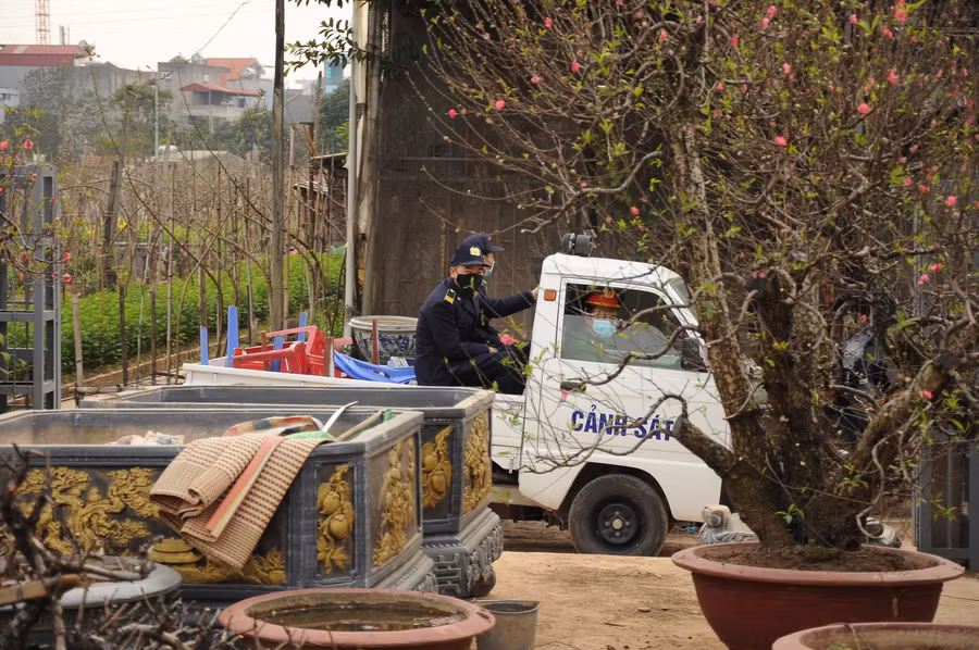 Trong những ngày này luôn có lực lượng chức năng khu vực thường xuyên túc trực nhắc nhở mọi người đeo khẩu trang.