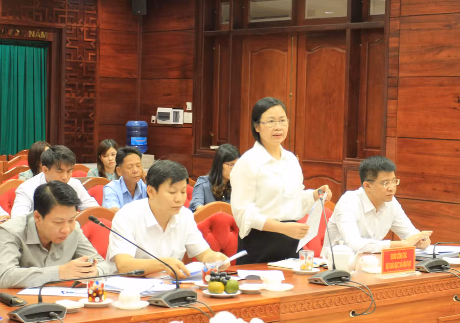 Bà Lê Thị Thanh Nhàn, Vụ trưởng Vụ GD Dân tộc trao đổi các vấn đề về thực hiện chính sách GD dân tộc