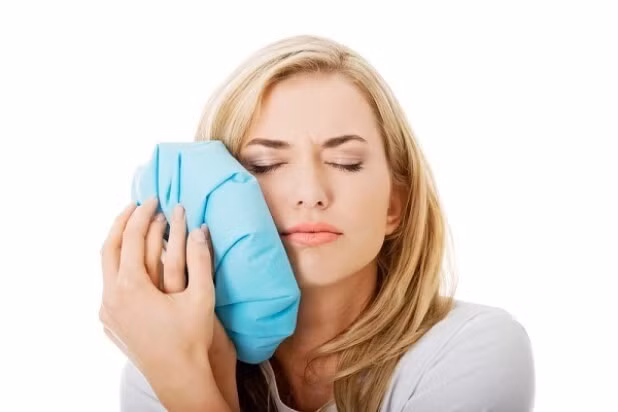 Chườm lạnh lên phần mặt bị ảnh hưởng giúp giảm đau