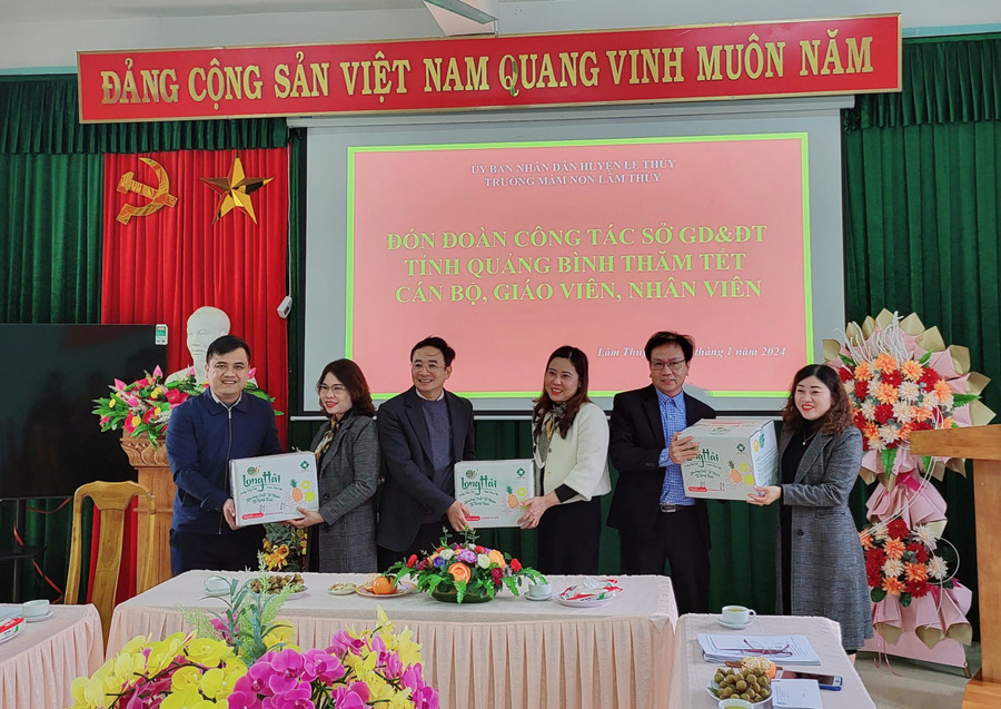 Lãnh đạo Sở GD&amp;ĐT, Công đoàn ngành thăm và tặng quà giáo viên, học sinh Trường Mầm non Lâm Thủy.