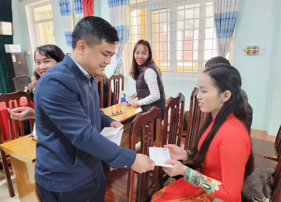 Ông Lê Khắc Hoàn, Chủ tịch Công đoàn cơ quan Sở GD&amp;ĐT Quảng Bình trao quà đến các giáo viên có hoàn cảnh khó khăn tại Trường Mầm non Lâm Thủy.