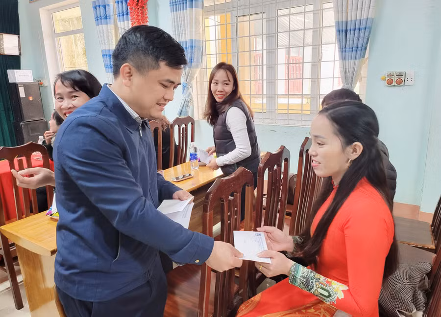 Ông Lê Khắc Hoàn, Chủ tịch Công đoàn cơ quan Sở GD&amp;ĐT Quảng Bình trao quà đến các giáo viên có hoàn cảnh khó khăn tại Trường Mầm non Lâm Thủy.