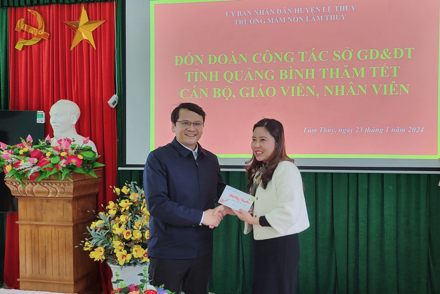 Cũng trong dịp này, thầy Nguyễn Thành Nam, Hiệu trưởng Trường THPT Hoàng Hoa Thám đã trao 10 suất quà cho Trường PTDTBT Tiểu học &amp; THCS Lâm Thủy và Trường Mầm non Lâm Thủy, mỗi suất trị giá 300 ngàn đồng.