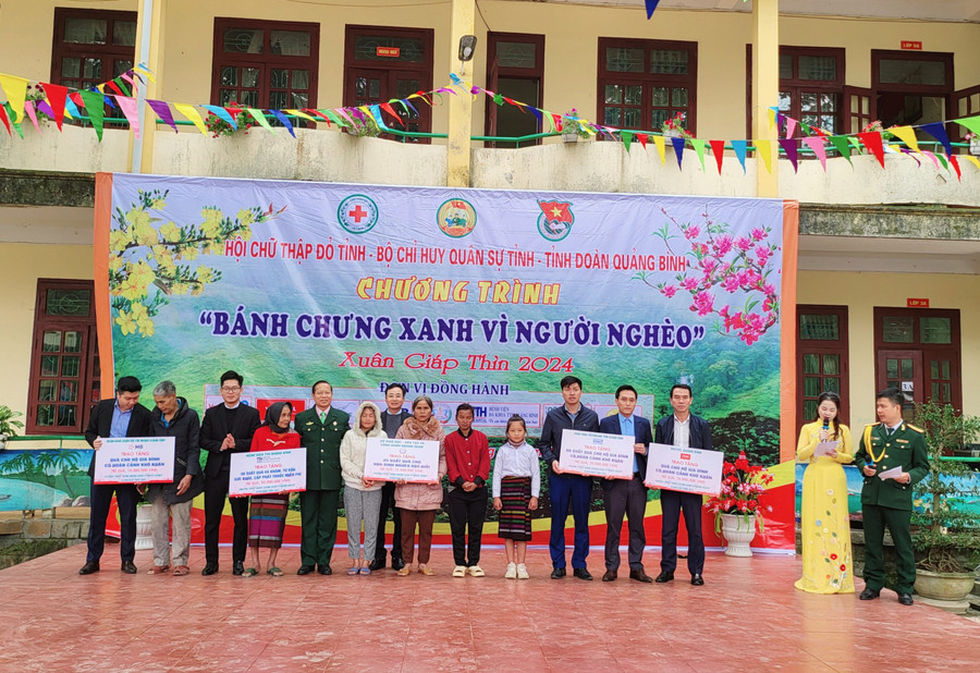 Tại Chương trình &quot;Bánh chưng xanh vì người nghèo&quot; tổ chức tại xã Lâm Thủy, huyện Lệ Thủy, ông Đặng Ngọc Tuấn, Sở GD&amp;ĐT Quảng Bình đã trao tặng biển tượng trưng 25 suất quà, mỗi suất trị giá 500 ngàn đồng cho 25 em học sinh Trường PTDTBT Tiểu học &amp; THCS Lâm Thủy.