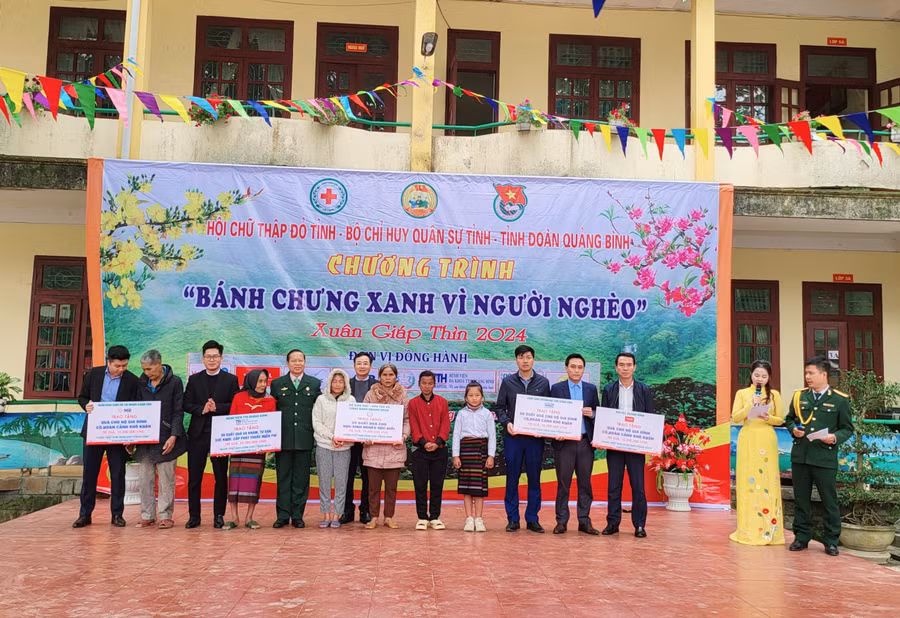 Tại Chương trình "Bánh chưng xanh vì người nghèo" tổ chức tại xã Lâm Thủy, huyện Lệ Thủy, ông Đặng Ngọc Tuấn, Sở GD&amp;ĐT Quảng Bình đã trao tặng biển tượng trưng 25 suất quà, mỗi suất trị giá 500 ngàn đồng cho 25 em học sinh Trường PTDTBT Tiểu học &amp; THCS Lâm Thủy.