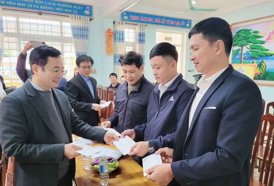 Tiến sĩ Đặng Ngọc Tuấn, Giám đốc Sở GD&amp;ĐT Quảng Bình và ông Nguyễn Tất Thiện, Chủ tịch Công đoàn ngành Giáo dục Quảng Bình trao quà đến các giáo viên có hoàn cảnh khó khăn tại Trường PTDTBT Tiểu học &amp; THCS Lâm Thủy.