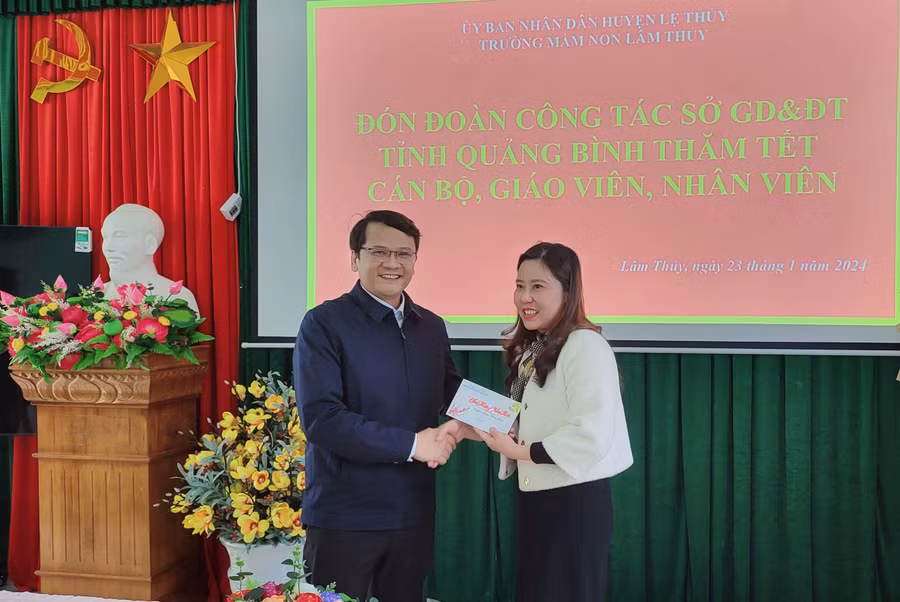 Cũng trong dịp này, thầy Nguyễn Thành Nam, Hiệu trưởng Trường THPT Hoàng Hoa Thám đã trao 10 suất quà cho Trường PTDTBT Tiểu học &amp; THCS Lâm Thủy và Trường Mầm non Lâm Thủy, mỗi suất trị giá 300 ngàn đồng.