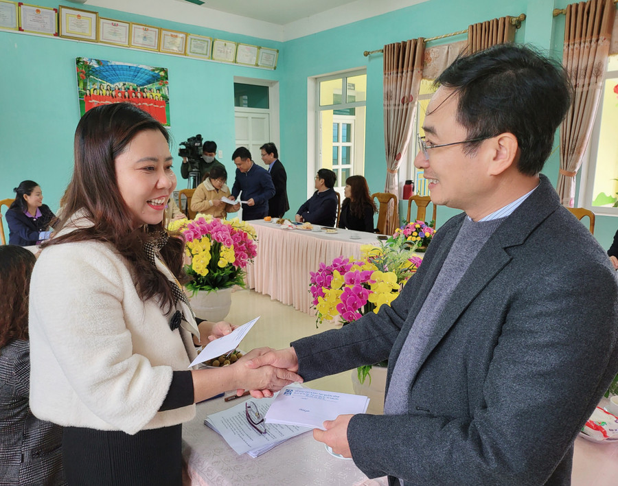 Những phần quà động viên đội ngũ nhà giáo trước dịp Tết Nguyên đán.