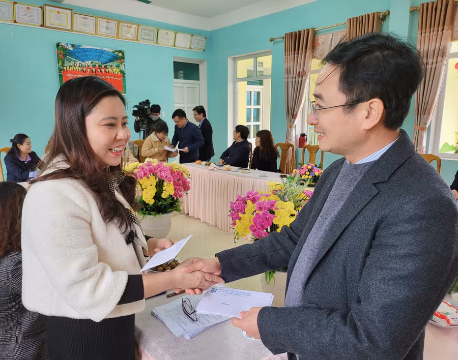 Những phần quà động viên đội ngũ nhà giáo trước dịp Tết Nguyên đán.