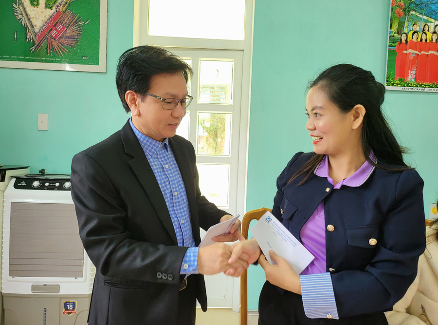 Ông Nguyễn Tất Thiện, Chủ tịch Công đoàn ngành Giáo dục Quảng Bình tặng quà động viên đến giáo viên.