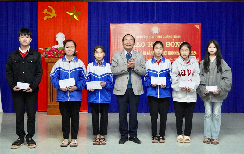 Lãnh đạo Hội khuyến học Quảng Bình trao quà đến học sinh có thành tích trong kỳ thi học sinh giỏi. Ảnh: Đ. Vân Lãnh đạo Hội khuyến học Quảng Bình trao quà đến học sinh có thành tích trong kỳ thi học sinh giỏi. Ảnh: Đ. Vân